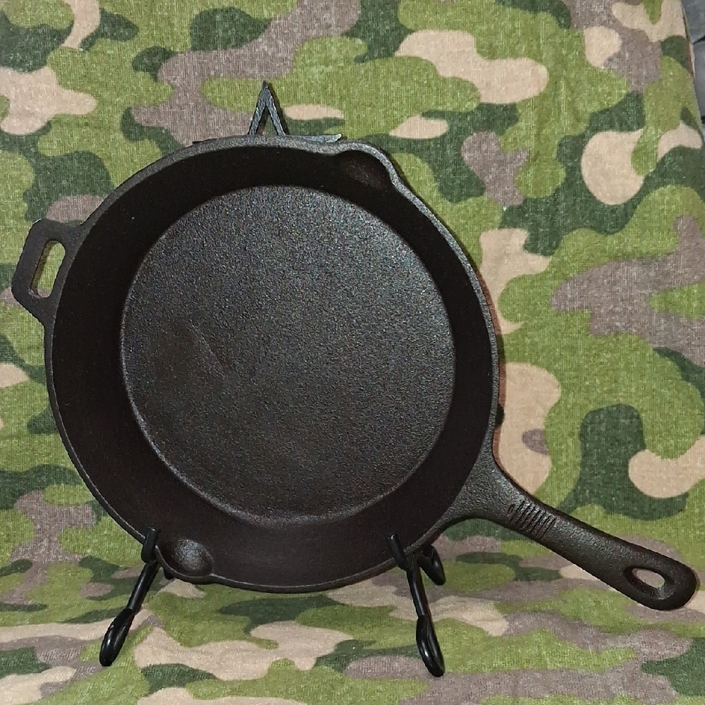 Cast Iron Skillet - Old Mountain Cast Iron Skillet - Picture 2 of 3